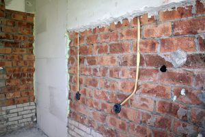 Elektra aanleggen frezen in de muur woning